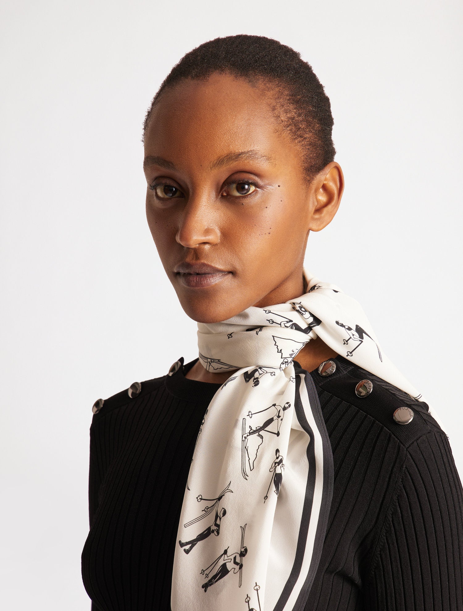fusalp-charpe-silk-scarf-carr-cr-pe-de-chine-imprim-skieurs image 4
