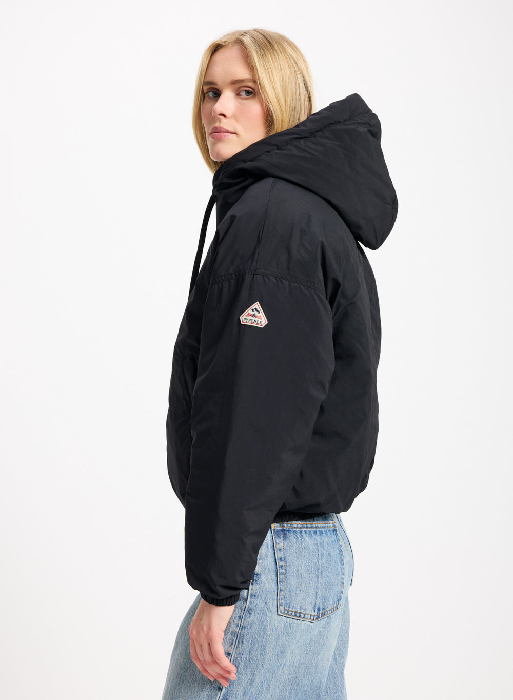 parka-courte-en-duvet-femme-pyrenex-attitude-noire image 3