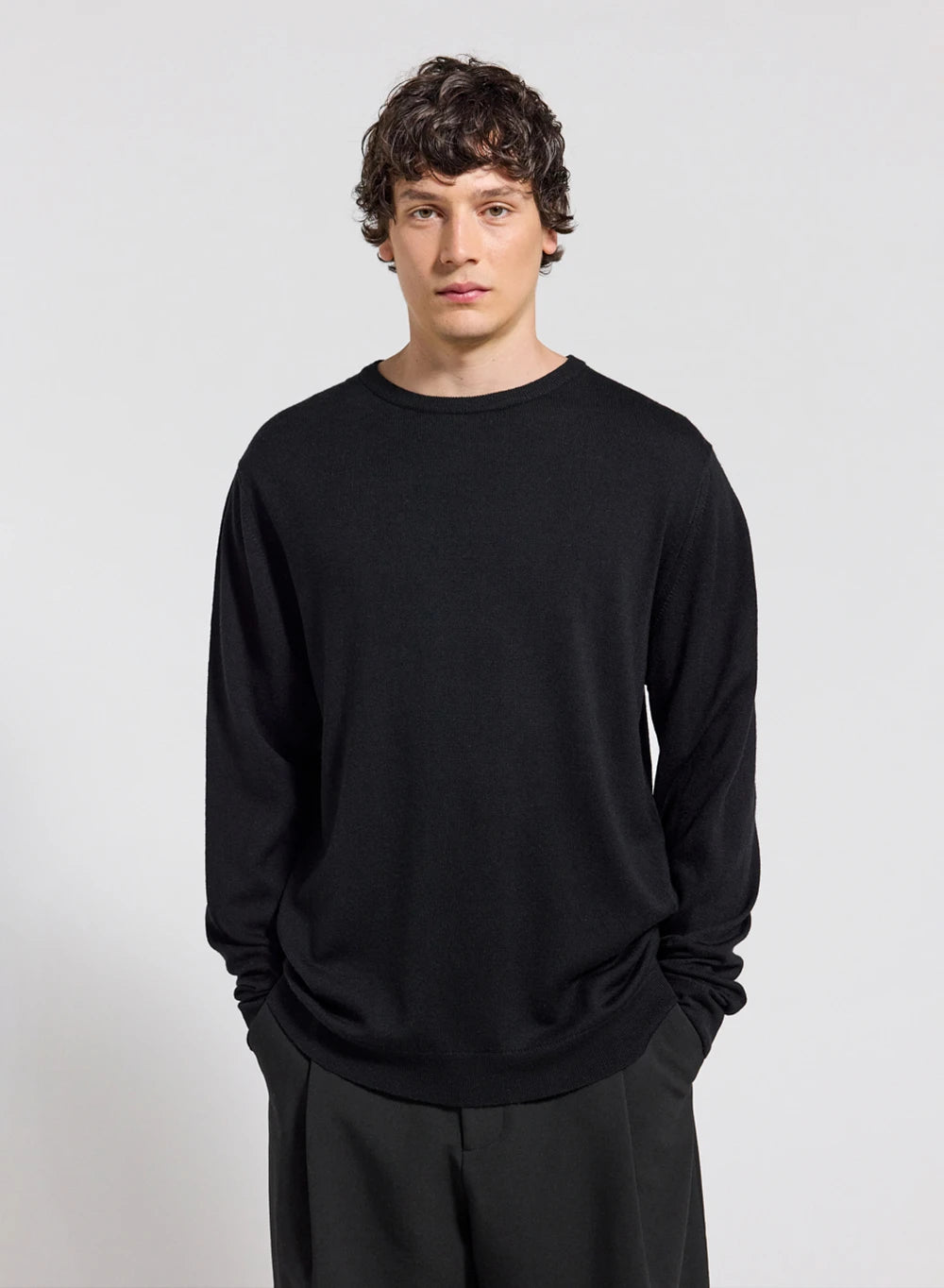 omhet-pull-fin-col-rond-laine-m-rinos-homme-noir image 1