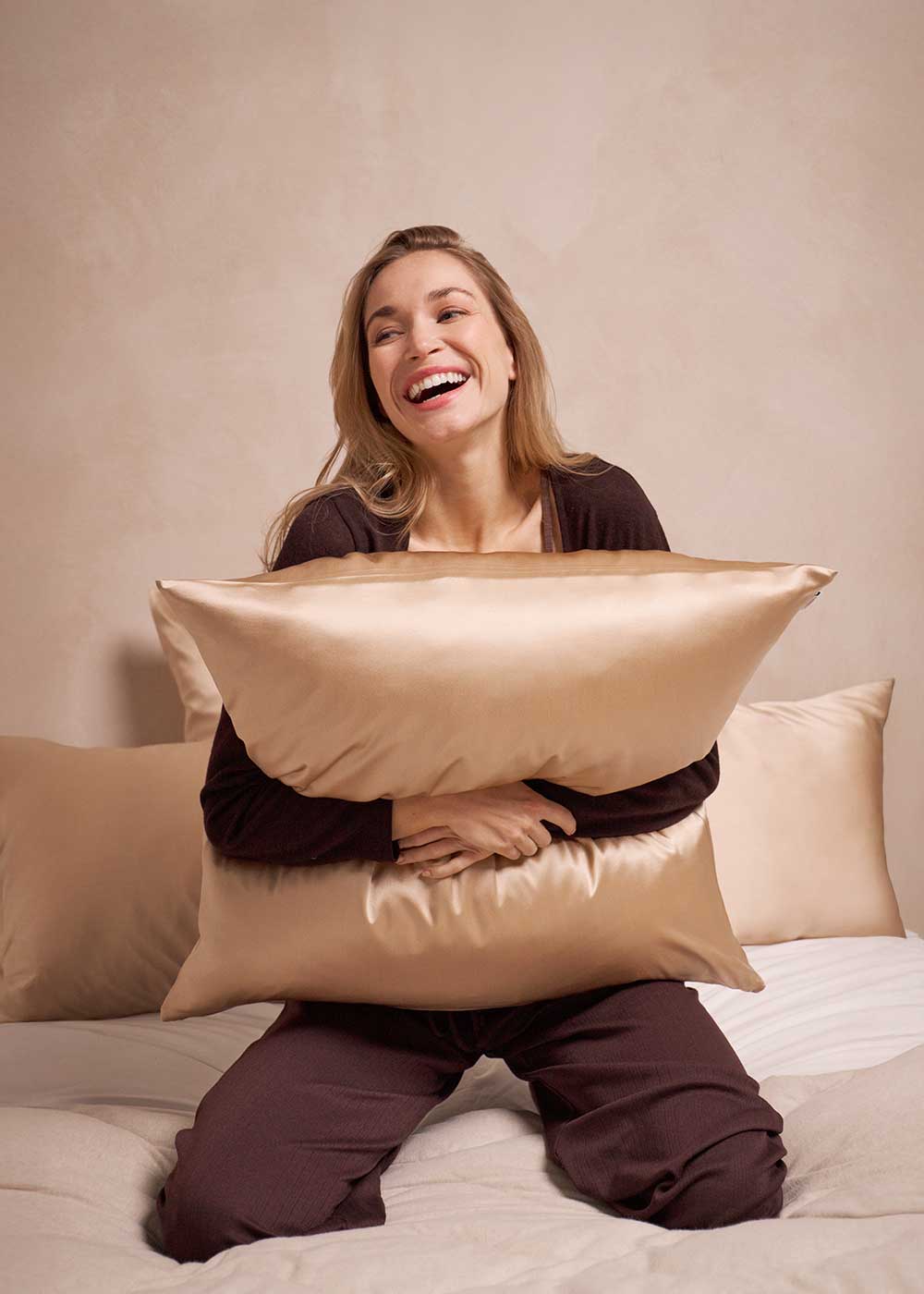 pyrenex-taie-d-oreiller-en-soie-de-m-rier-taupe image 1