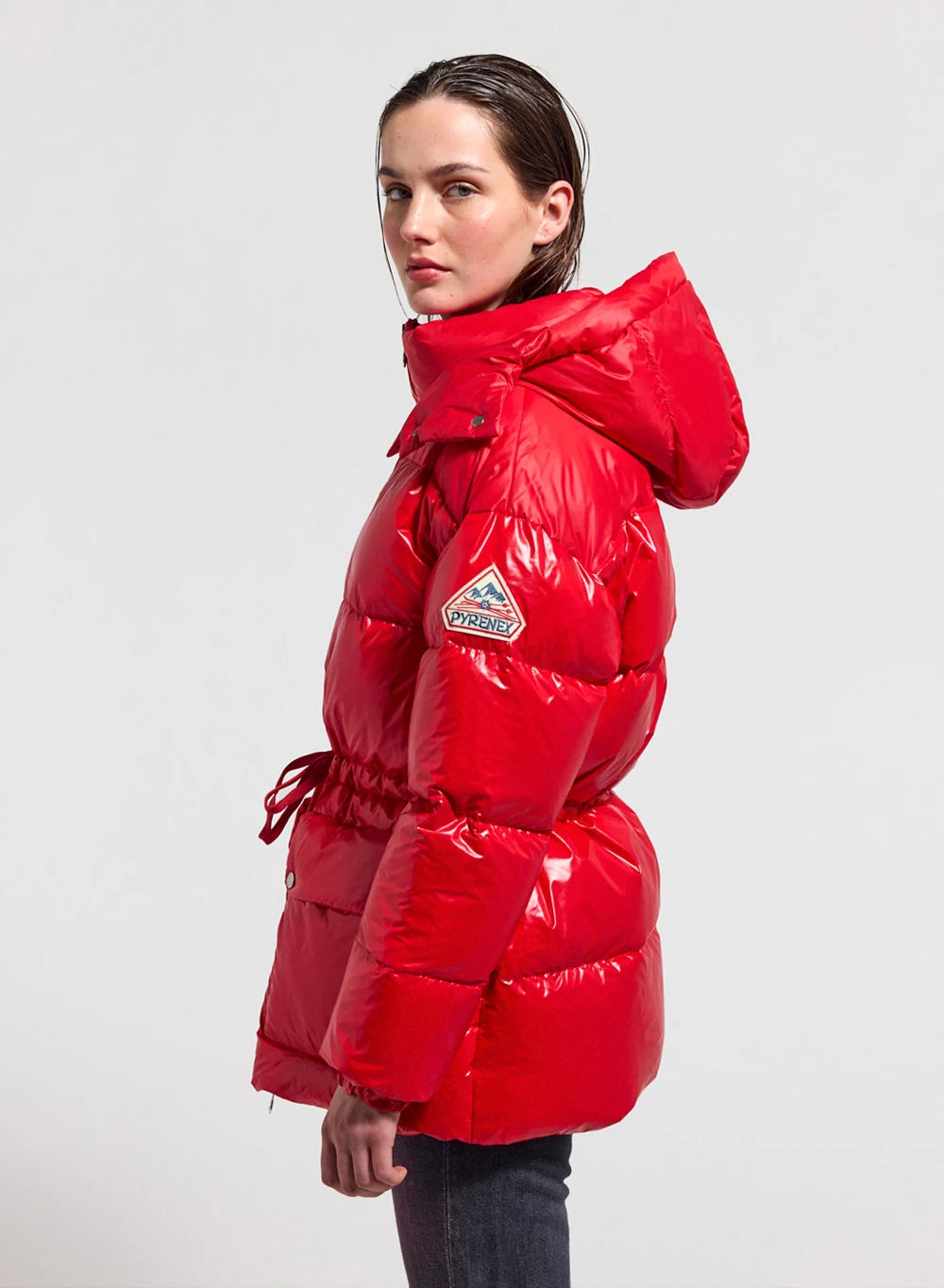 doudoune-brillante-capuche-femme-pyrenex-alexa-rouge-mi-longue image 3