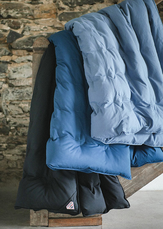 pyrenex-caresse-plaid-gris-nuit-duvet image 3
