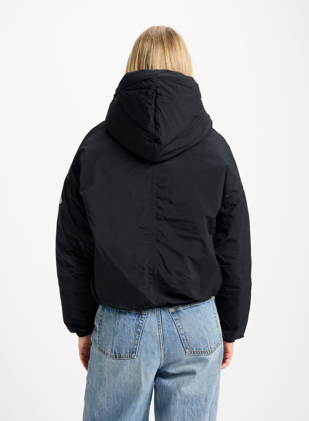 parka-courte-en-duvet-femme-pyrenex-attitude-noire image 4