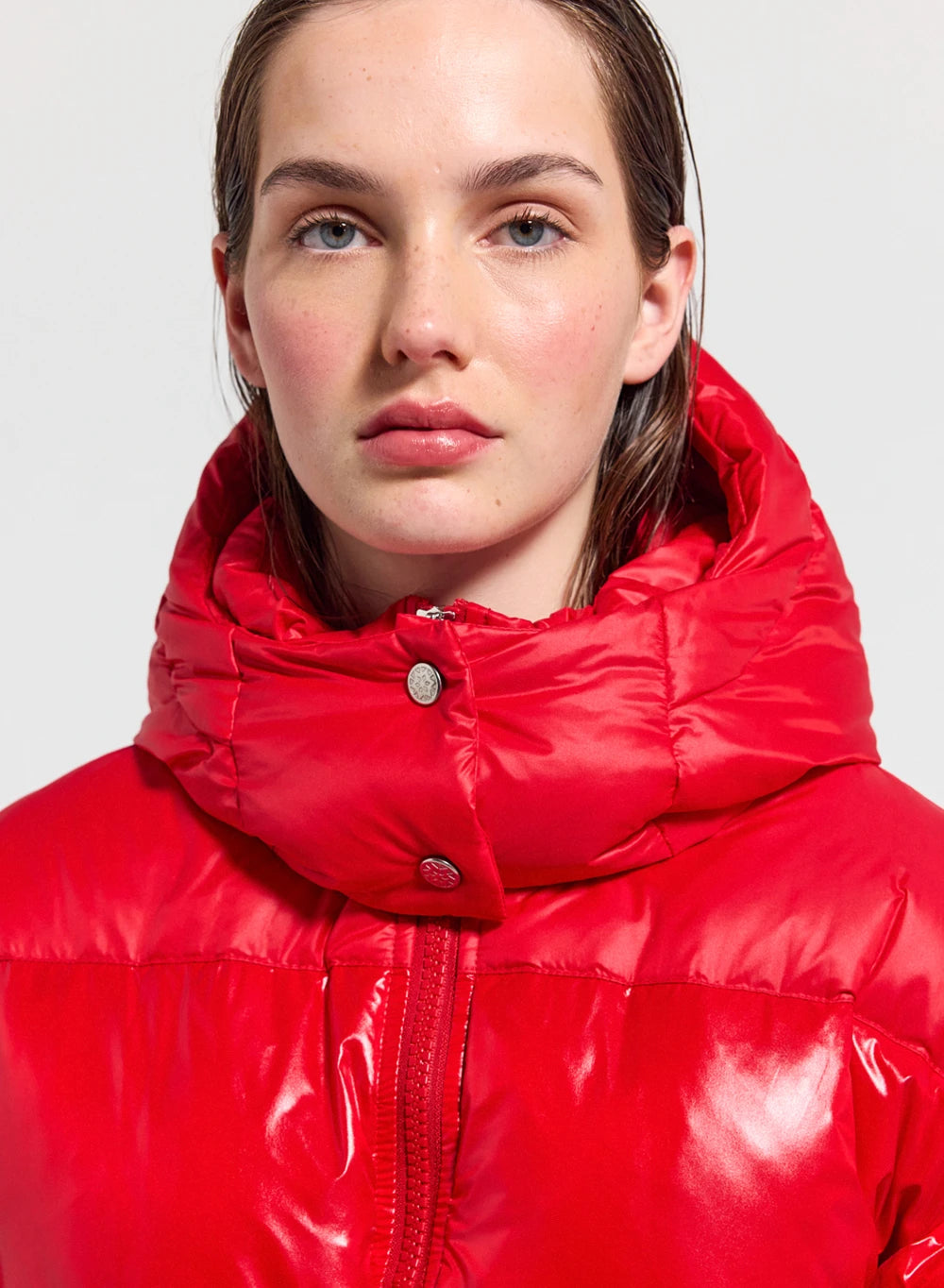 doudoune-brillante-capuche-femme-pyrenex-alexa-rouge-mi-longue image 5