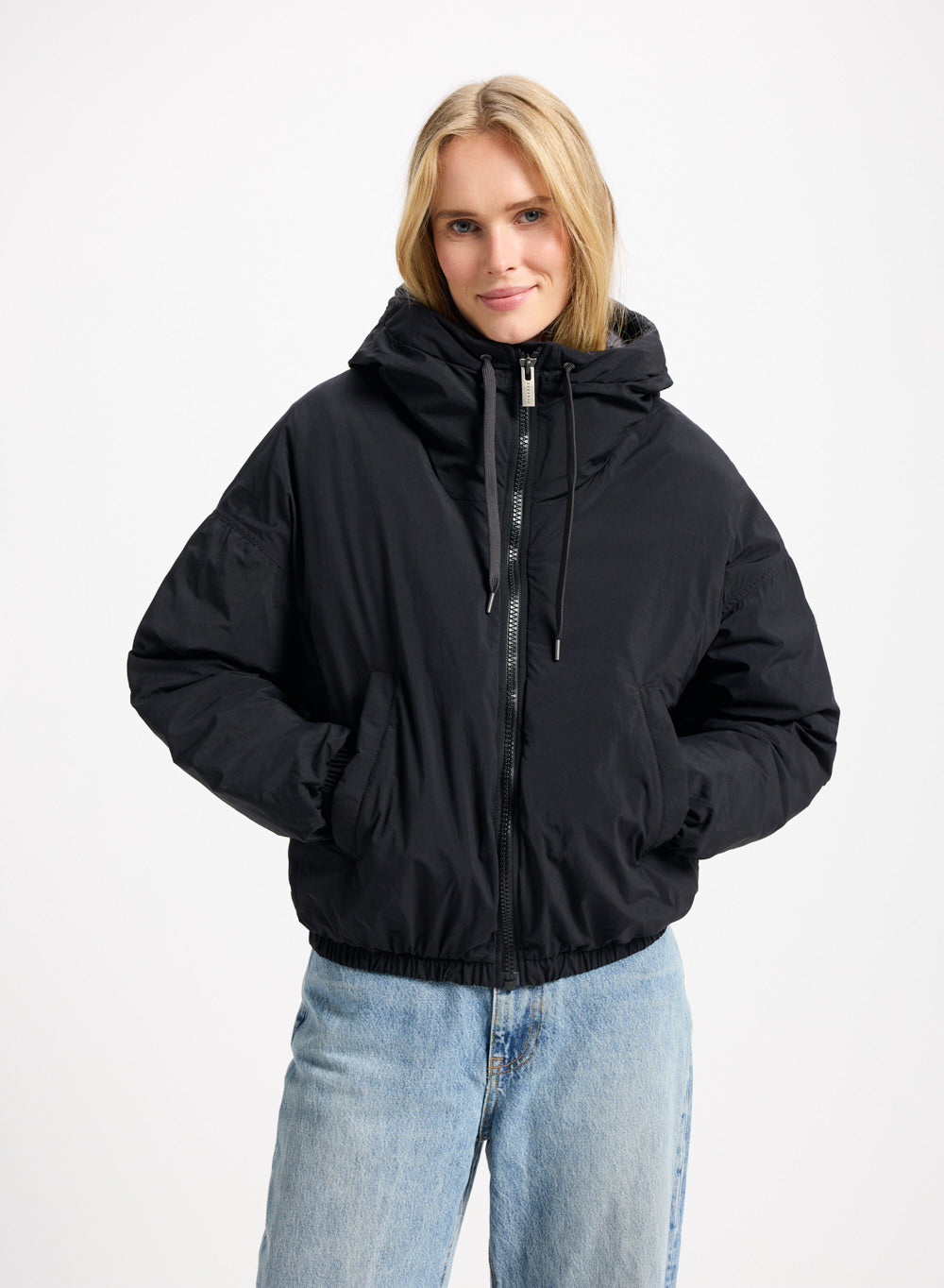 parka-courte-en-duvet-femme-pyrenex-attitude-noire image 1