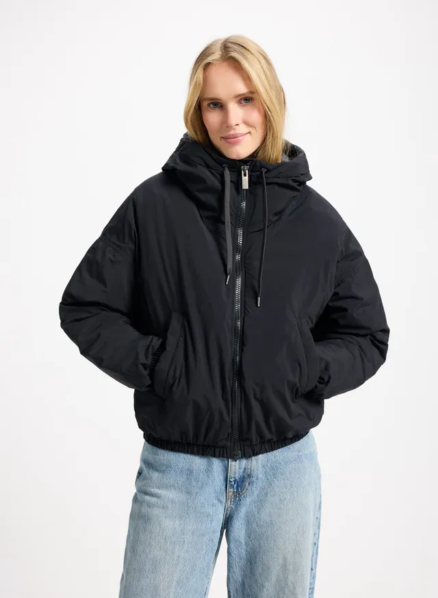 parka-courte-en-duvet-femme-pyrenex-attitude-noire image 1