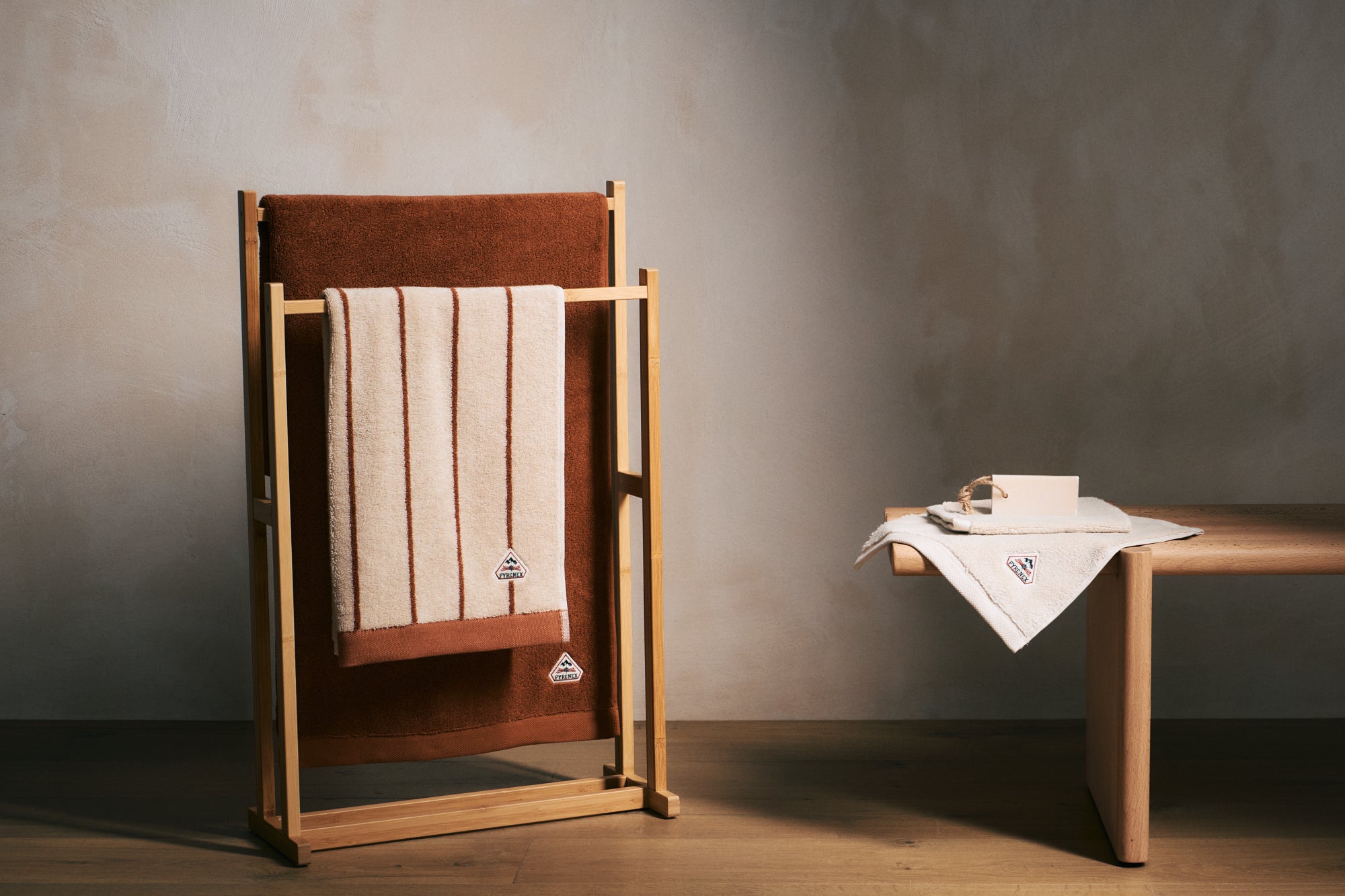 pyrenex-yumi-serviette-de-toilette-ray-e-blanc-et-terracotta image 2