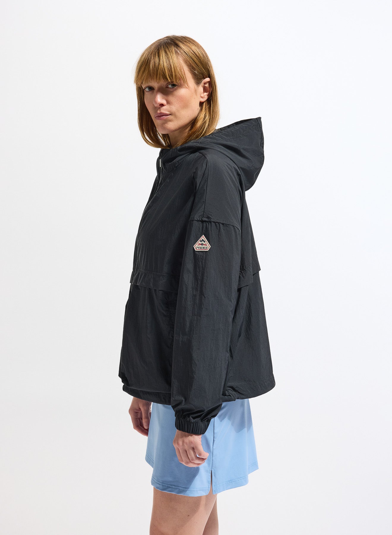 pyrenex-yoko-coupe-vent-court-femme-noir-tissu-recycl image 3