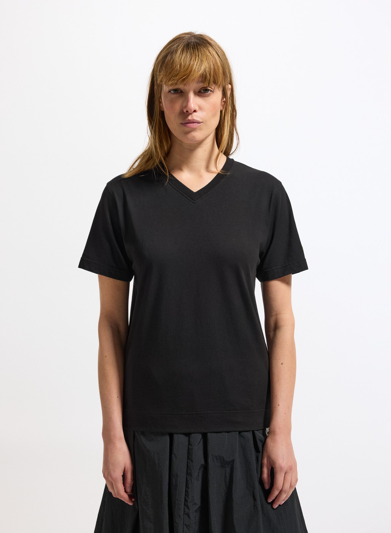 t-shirt-femme-pyrenex-crocus-col-v-coton-bio-noir image 1