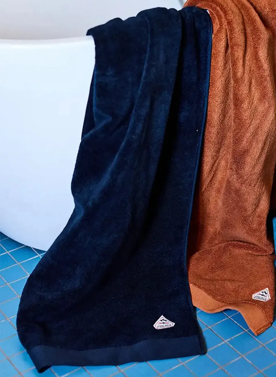 maxi-drap-de-bain-bleu-fonc-hana-100-coton-600-g-m2 image 1