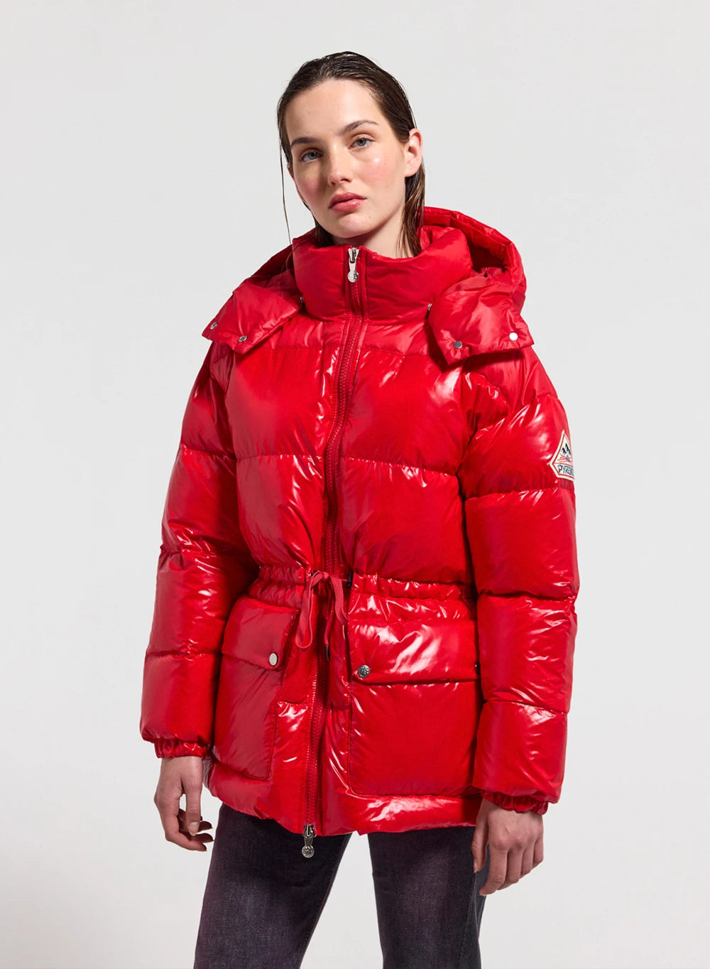 doudoune-brillante-capuche-femme-pyrenex-alexa-rouge-mi-longue image 1