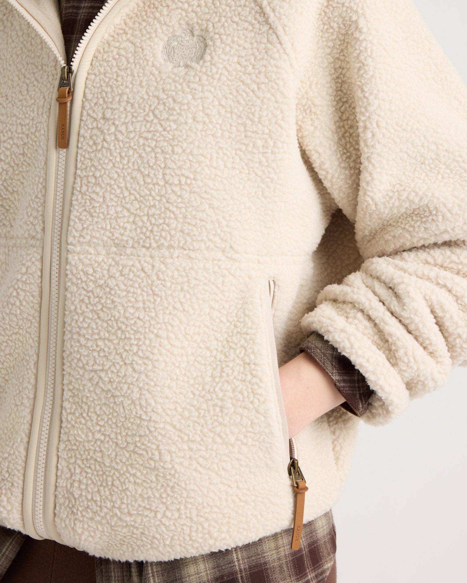 kanuk-boisbriand-chandail-sherpa-capuche-femme-zip-poches-zipp-es image 5