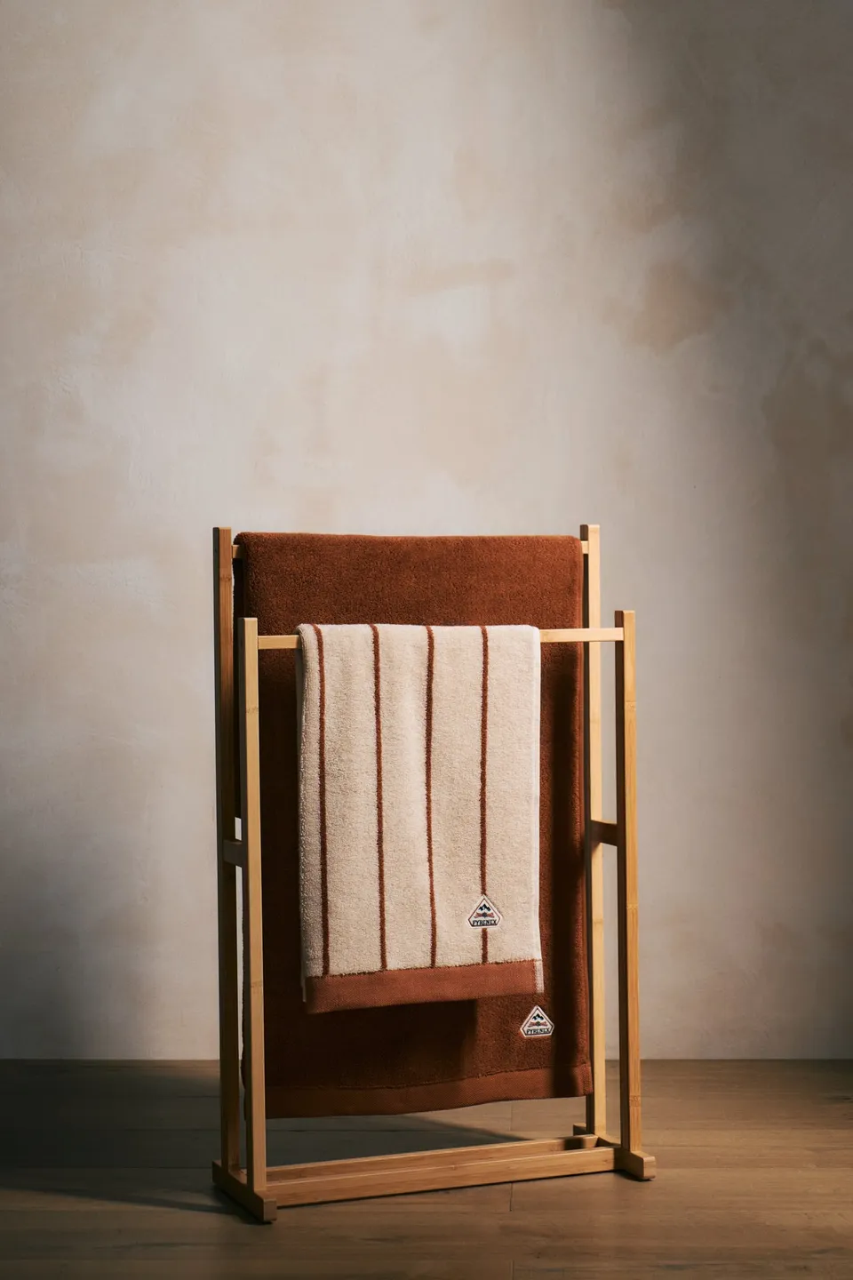 pyrenex-yumi-serviette-de-toilette-ray-e-blanc-et-terracotta image 1